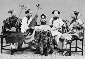 Vrouwelijke muzikanten met traditionele Chinese muziekinstrumenten in Hong Kong, ca. 1885